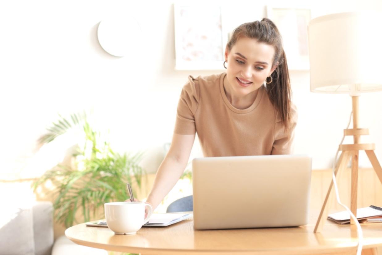 Participantes colaborando en actividades de desarrollo personal